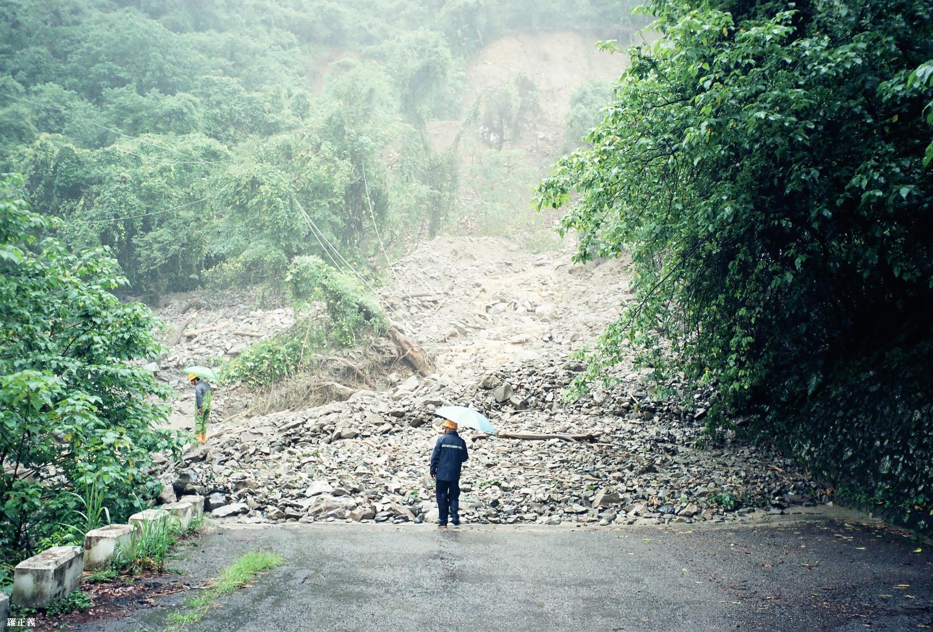照片6  2000年6月豪雨土石流掩沒穿雲橋阻斷當時通往谷關電廠的聯絡道路(羅正義提供)